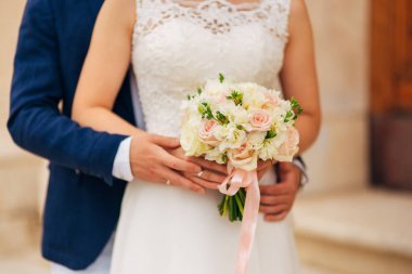 Gelinin elinde düğün buketi