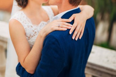 Gelin ve damat gün açık havada yürüyüş düğününde Doğa bahar