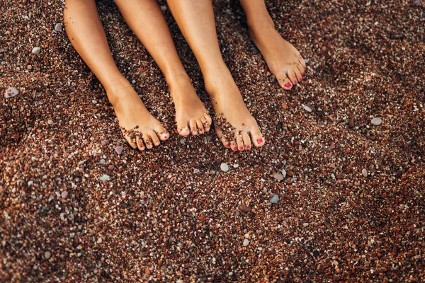 Mujeres y hombres pies en la arena —  Fotos de Stock