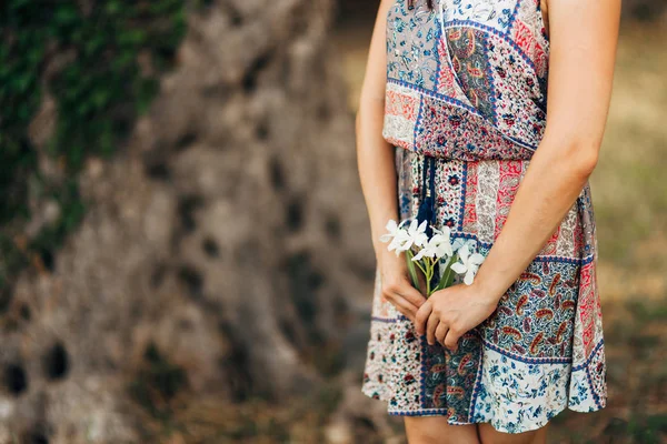 Mani femminili vicino all'aperto . — Foto Stock