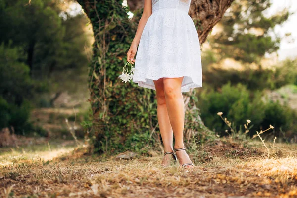 Glücklich schöne Braut im Freien. Hochzeitskleid flattert — Stockfoto