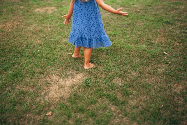 Girl walks in the woods — Stock Photo, Image