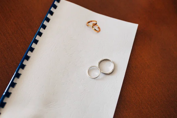 Snubních prstenů novomanželů. Zlaté zásnubní prsteny — Stock fotografie
