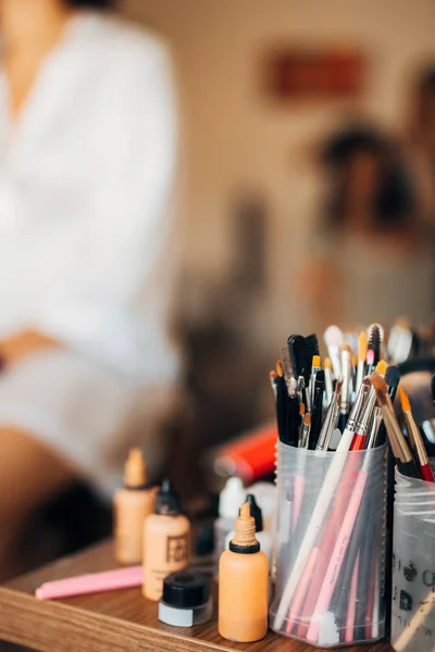 Artista de maquillaje. Un conjunto de cepillos, polvo, cimientos. Herramientas — Foto de Stock