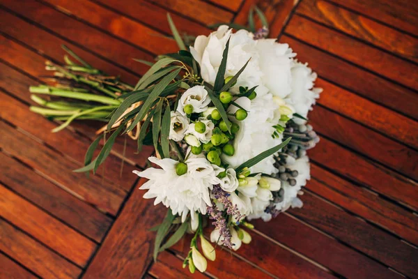 Ramo de boda sobre un fondo de madera —  Fotos de Stock