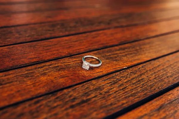 Anillos de boda de oro — Foto de Stock