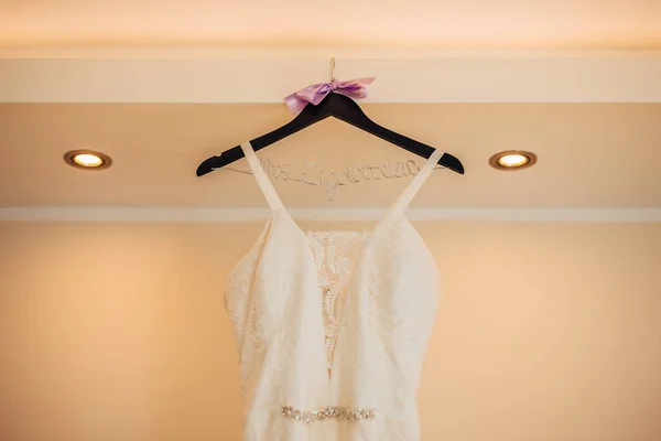 Las novias se visten en una percha en la habitación —  Fotos de Stock