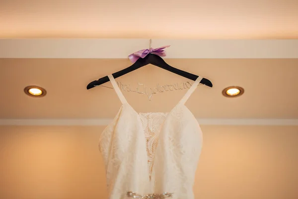 Gelinler bir askı odasında elbise — Stok fotoğraf