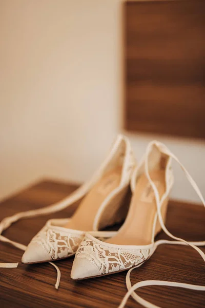 Blumenstrauss Und Grun Und Schuhe Braut Stockfoto C Nadtochiy