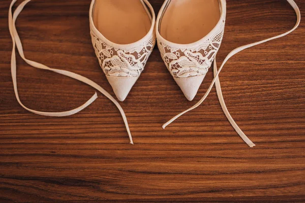 Ramo de flores y vegetación y zapatos novia —  Fotos de Stock