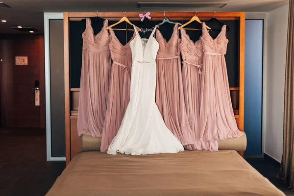 Le spose si vestono su un appendiabiti nella stanza — Foto Stock