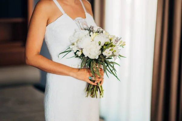 Bouquet nuziale in mani della sposa — Foto Stock