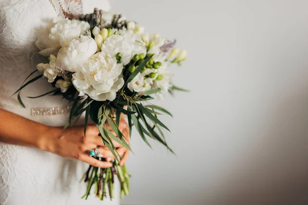 Bouquet de mariage entre les mains de la mariée — Photo