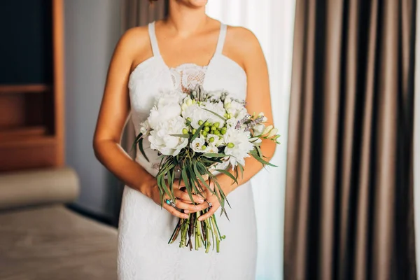 El ramo de boda en las manos de la novia — Foto de Stock