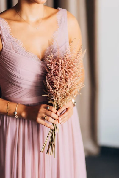 Buquê de casamento em mãos da noiva — Fotografia de Stock