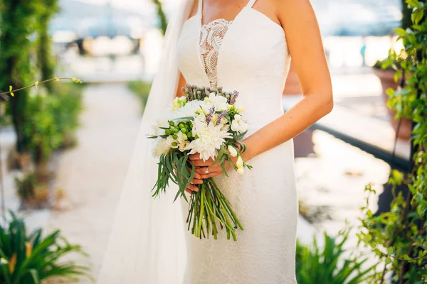 Bouquet nuziale in mani della sposa — Foto Stock