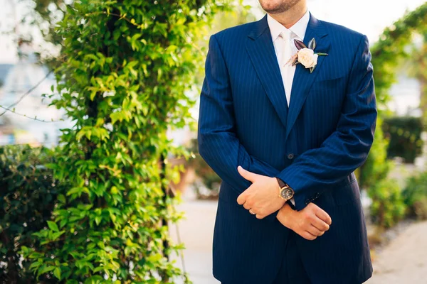 Groom close-up of hands — Stock Photo, Image