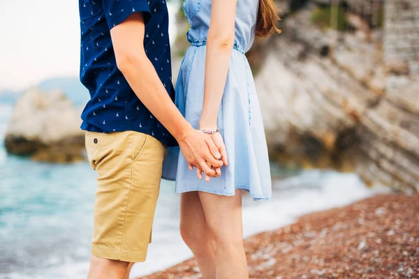 Brud- och brudgummen håller varandra i handen. — Stockfoto