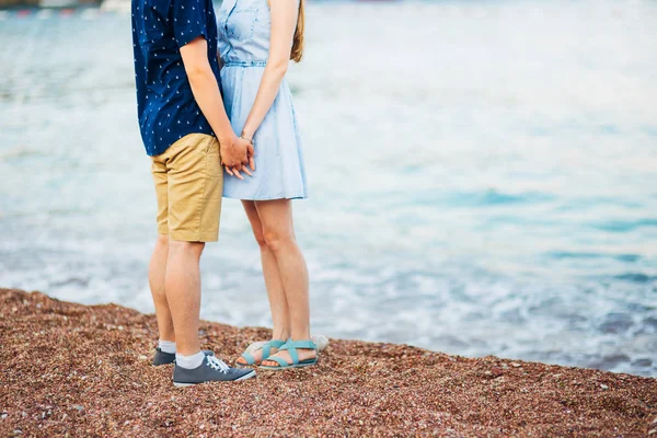 Womens en mens voeten in het zand — Stockfoto