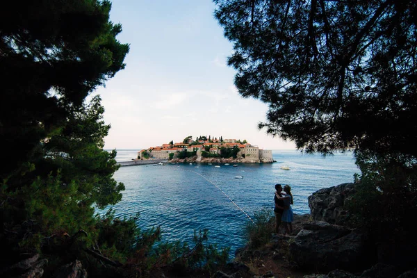 Siluetas de parejas cerca de Sveti Stefan — Foto de Stock