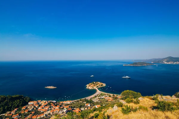 Ilha de Sveti Stefan. Tiro panorâmico — Fotografia de Stock