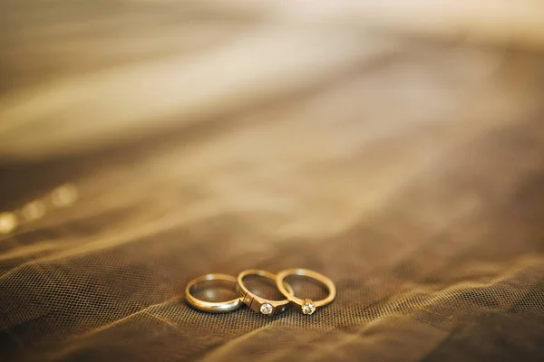 Anillos de boda de los recién casados. Compromiso anillos de oro —  Fotos de Stock