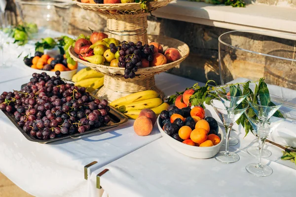 Un plato de fruta en el banquete de bodas — Foto de Stock