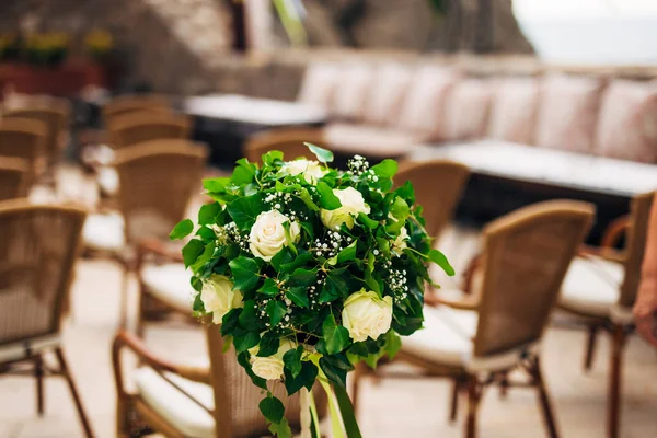 Composiciones florales en la ceremonia de boda — Foto de Stock