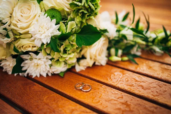 Anillos de boda de oro — Foto de Stock