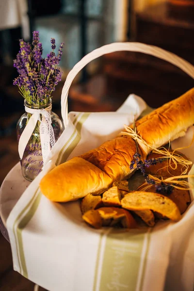 Cesta con rollos recién horneados . — Foto de Stock