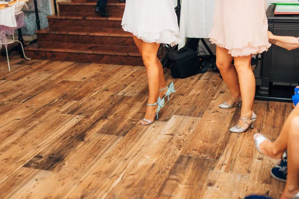Kvinnliga fötterna på parkettgolvet — Stockfoto