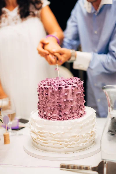 Nevěsta a ženich krájení svatební dort — Stock fotografie