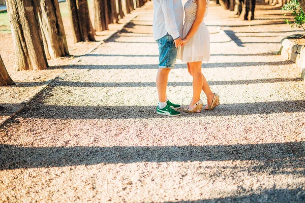 Pies femeninos y masculinos sobre las rocas — Foto de Stock