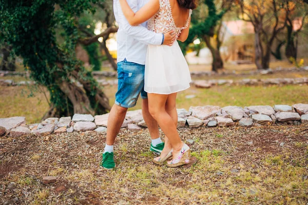 Pies femeninos y masculinos sobre hierba — Foto de Stock