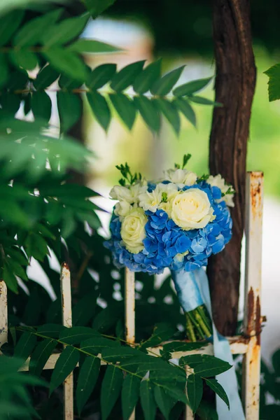 Buquê de casamento em um fundo verde — Fotografia de Stock