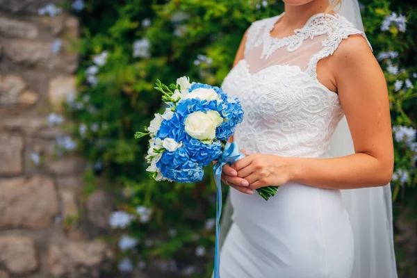 Ślubny bukiet w rękach panny młodej — Zdjęcie stockowe