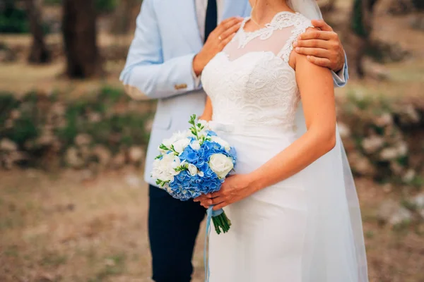 新娘手里拿着结婚花束 — 图库照片