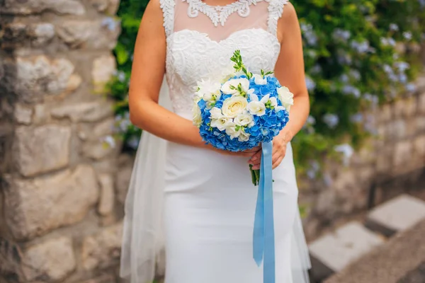 Buquê de casamento em mãos da noiva — Fotografia de Stock