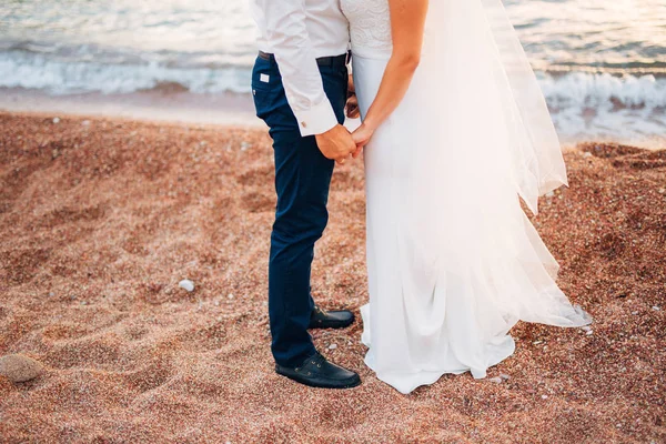 Femmes et hommes pieds dans le sable — Photo