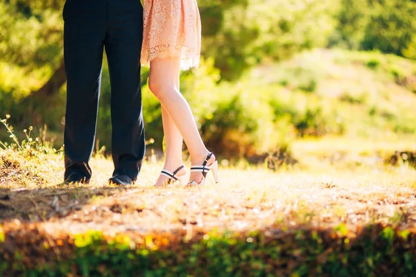 Weibliche und männliche Füße auf Gras — Stockfoto