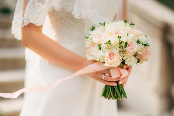 Bouquet nuziale in mani della sposa — Foto Stock