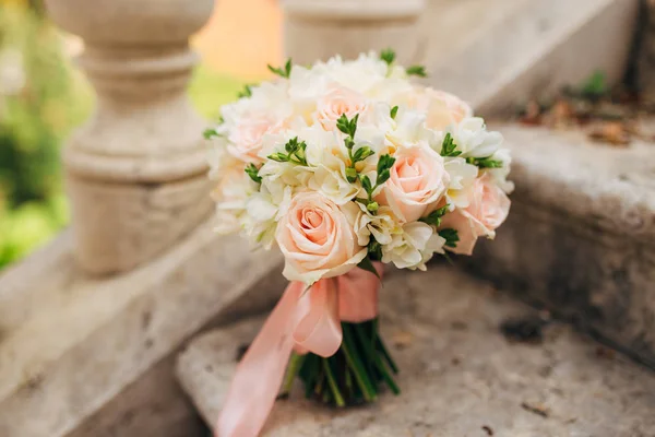 Buquê de casamento em um fundo de pedra — Fotografia de Stock