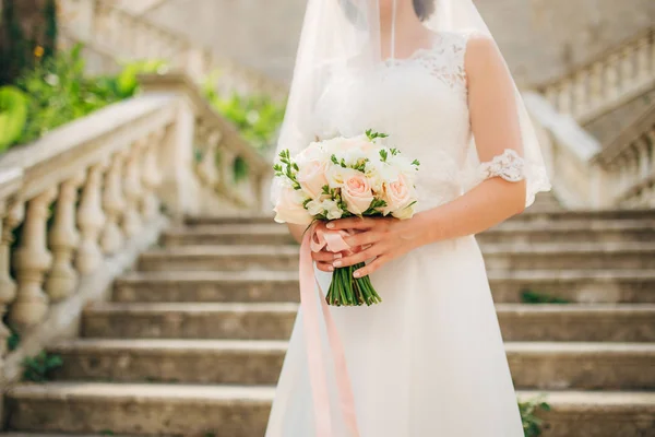 Karangan bunga pernikahan di tangan pengantin wanita — Stok Foto