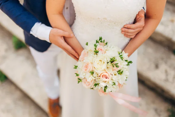 Bruiloft boeket in handen van de bruid — Stockfoto