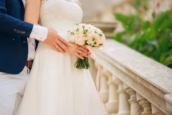 Bouquet de mariage entre les mains de la mariée — Photo