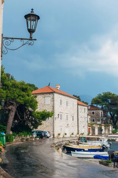 Stare Miasto rybackie mieście Perast, na brzegu Kotorze — Zdjęcie stockowe