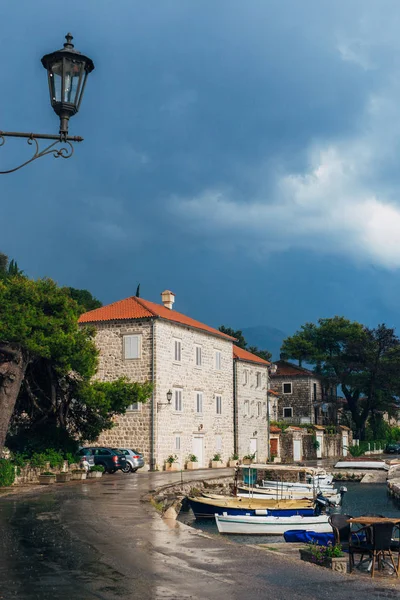 El antiguo pueblo pesquero de Perast en la orilla de la bahía de Kotor — Foto de Stock