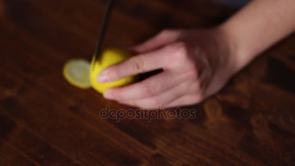 레모네이드에 대 한 슬라이스 레몬 — 비디오