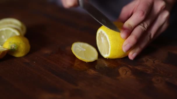 Nakrájené citrony si limonádu