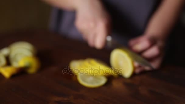 Limones en rodajas para limonada — Vídeo de stock